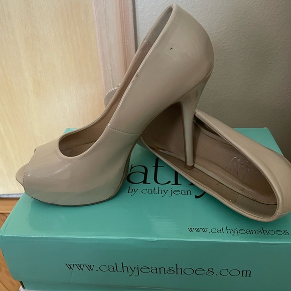 Peep toe heels in great condition. - Picture 1 of 3